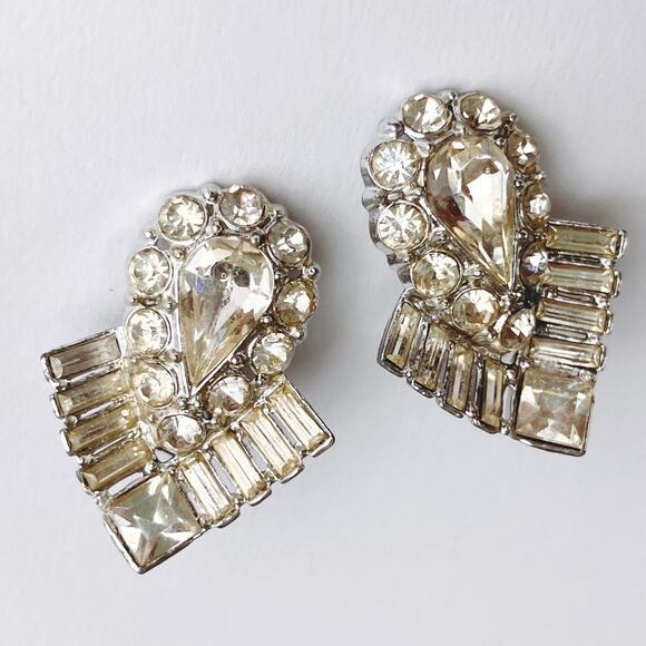 Mid Century Clear Rhinestone Clip On Earrings Unique Fan Shape Clear Glass 1950s - Picture 6 of 8